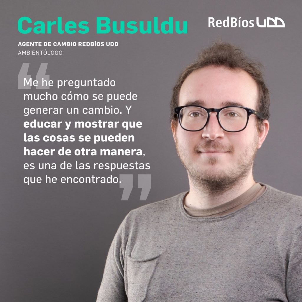 Carles Busuldu estudió Ciencias Ambientales en su natal España y llegó a Chile para hacerse cargo de los problemas que le preocupan. Hoy trabaja en divulgación científica enseñando a niñas y niños sobre el desafío de cuidar el medio ambiente y gestiona residuos para empresas de la región del Biobío.